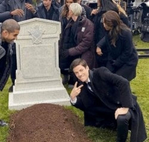 Oliver queen grave, flash grave, flash over grave